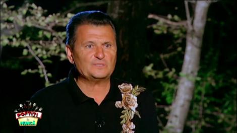 Nea Mărin își confecționează două nuiele. Dansatorul le "încearcă" pe Liviu Vârciu