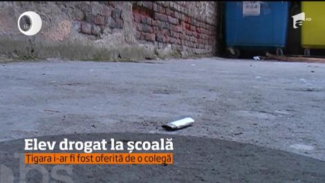 Un elev de clasa a zecea a ajuns la spital după ce a fumat în curtea şcolii o ţigară cu canabis!
