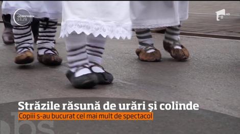 Străzile răsună de urări si colinde
