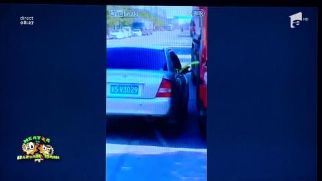 Smiley News: Nu faceţi aşa ceva "acasă"! Cum fură chinezii benzina din rezervor: finuţ, fără gălăgie, elegant