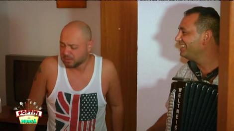 Nea Mărin dă trezirea echipei sale cu ajutorul lăutarului