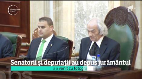 Senatorii și deputații au depus jurământul