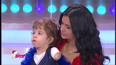 Delia, o fetiță de 5 ani, din Bârlad, s-a născut fără mâini și picioare
