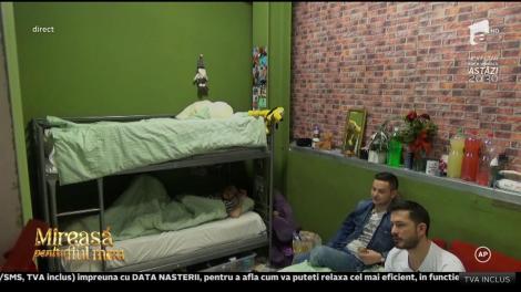 Paul Chirilă, vizită surpriză în casa băieţilor! Moderatoarea le-a dus prajituri!