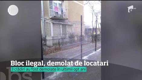 Bloc construit ilegal, demolat de vecini!