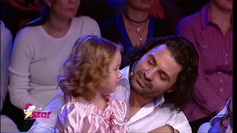 Cristina și Camelia cântă melodia "Vis de iarnă", alături de artiști din showbizul românesc