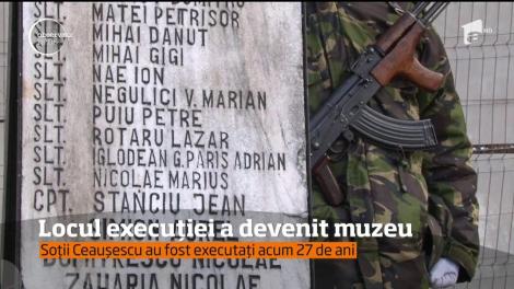 Mii de turiști merg anual în locul unde au fost executați soții Ceaușescu
