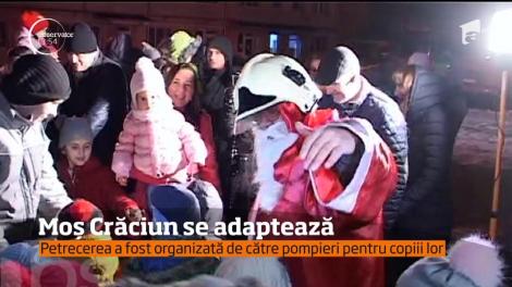 Moş Crăciun a apărut în curtea ISU Bistrița, într-o autospecială