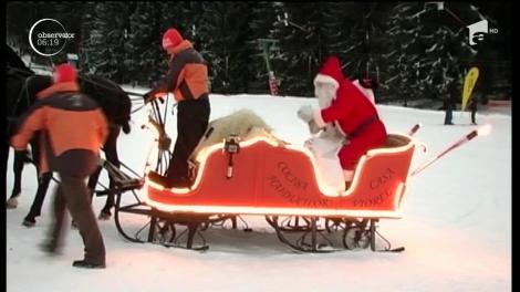 Moş Crăciun a dat startul sezonului de iarnă pe pârtiile din Poiana Braşov