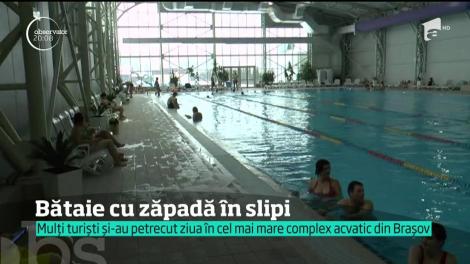 Turiștii de la munte s-au bătut cu bulgări de zăpadă la piscină