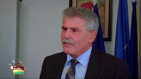 Nea Mărin și colegii săi îi duc un tort primarului din sat