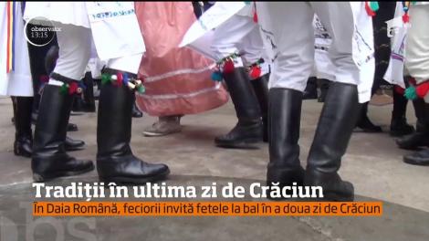 În Daia Română, feciorii invită fetele la bal în a doua zi de Crăciun