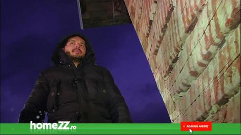 Nea Mărin și gașca sa de muncitori demolează o casă, la cererea proprietarului