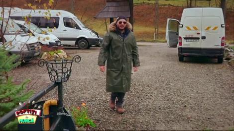 Nea Mărin îl bate cu mătura pe Liviu Vârciu, copilul său adoptiv