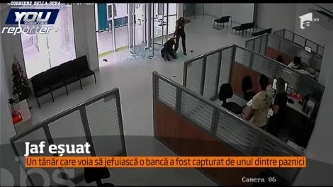 Un tânăr care voia să jefuiască o bancă a fost capturat de unul dintre paznici