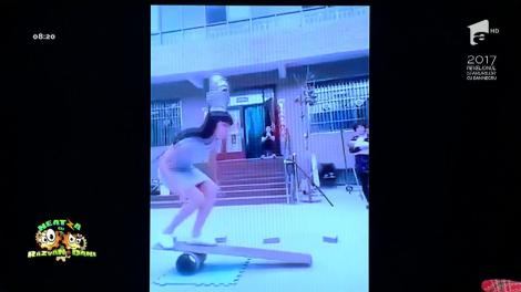 Smiley News: Joc de echilibru cu multe castroane!