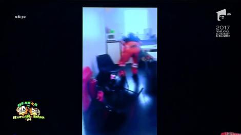 Muncitorul acesta e senzație! Colegii l-au filmat în timp ce face pe dinozaurul la muncă! Mori de râs!