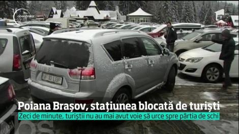Poiana Braşov, stațiunea blocată de turiști!  Au fost atât de mulţi, încât nu mai era loc pentru nicio maşină în plus