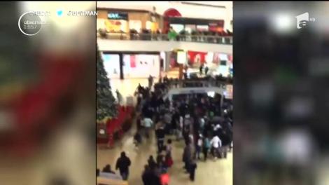 Sute de oameni s-au bătut pe produsele la preț redus apărute după sărbători