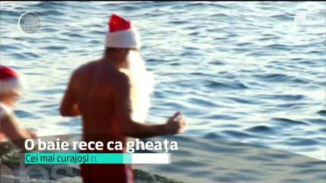 Câţiva tineri ruşi au făcut o baie în apele reci ale lacului Baikal