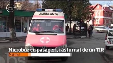 Microbuz cu pasageri, răsturnat de un TIR. Şase oameni au fost răniţi