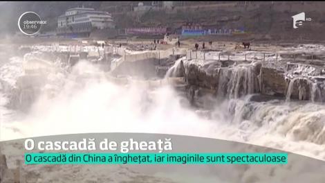 O cascadă imensă din China oferă peisajul sfârşitului de an. Apa a început să îngheţe, iar turiştii pot admira sculpturi de gheaţă inedite