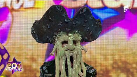 Recunoşti vedeta din spatele măştii? A venit direct din platoul „Observatorului”! Davy Jones din “Pirații din Caraibe”, în România!