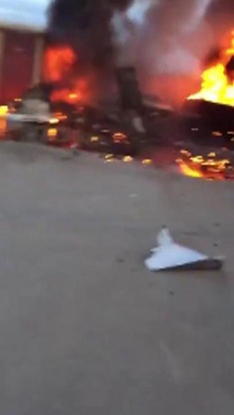 Trei persoane au murit, după ce două avioane de mici dimensiuni s-au ciocnit &icirc;n aer și au căzut &icirc;n mijlocul orașului