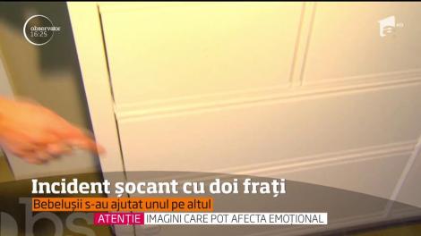 Doi fraţi s-au urcat pe o comodă care s-a prăbuşit pe unul dintre ei