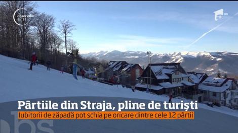 Iubitorii de zăpadă pot schia pe Pârtiile din Straja