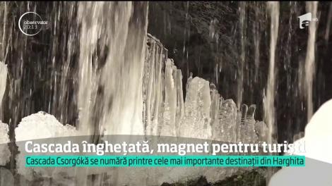 O cascadă îngheţată pune o localitate din România pe harta turismului mondial
