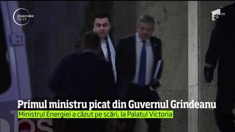 Toma Petcu, noul ministru al Energiei, s-a împiedicat şi a căzut pe scări