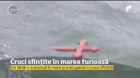 Înaltpreasfinţitul Teodosie a aruncat crucile sfinţite în valurile cât un bloc cu trei etaje din Marea Neagră! Jandarmii au oprit un tânăr să intre în mare