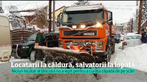 Locatarii la căldură, salvatorii la lopată pentru a scoate din bloc un bolnav imobilizat la pat!