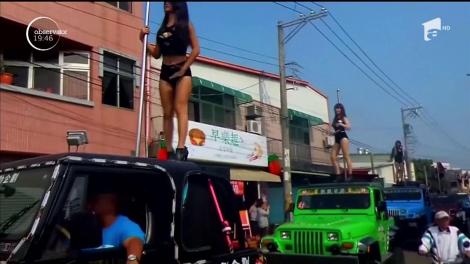 Înmormântarea unui politician, celebrată cu dansuri la bară!