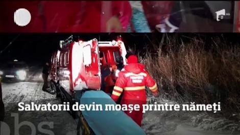 Salvatorii devin moașe printre nămeți