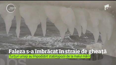 Gerul a îmbrăcat faleza din Constanța în straie de gheață