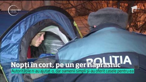 În Drobeta Turnu Severin, la minus 12 grade Celsius, o femeie doarme în cort, în faţa unei biserici!