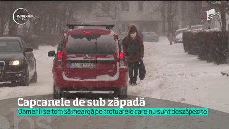 Capcanele de sub zăpadă.  În Constanţa, o fetiţă de 11 ani a căzut într-un canal!