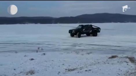 Un campion de motocros a făcut derapaje pe lacul Surduc