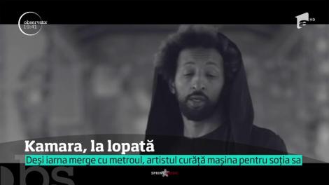 Kamara a învățat să deszăpezească mașina ca un profesionst