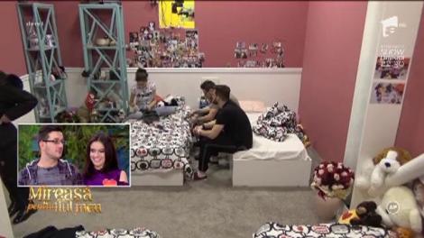 Valentin este atenționat, de fiecare dată când greșește, de iubita sa Andrada