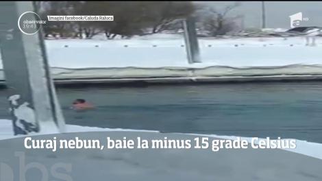 Un tânăr este filmat când se scaldă în mare, pe un ger cumplit
