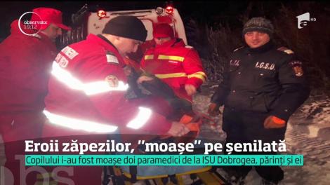 Cei doi paramedici de la ISU Dobrogea care au adus pe lume un copil, într-o şenilată, au fost pentru prima oară moaşe