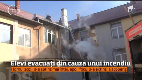 Peste o sută de elevi au fost evacuaţi dintr-o şcoală din judeţul Arad!