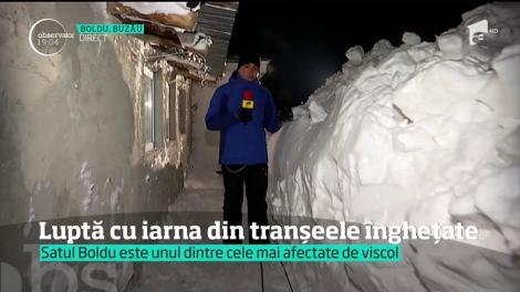 Prizonieri în propriile case. Boldu, satul îngropat sub trei metri de zăpadă!