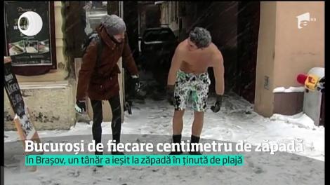 S-au plimbat prin oraşe cu placa de snowboard, cu schiurile sau chiar cu trotineta!