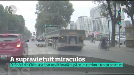 O tânără a scăpat fără nicio zgârietură după ce un camion a trecut peste ea!