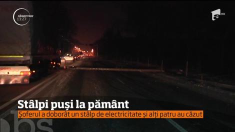 Un bărbat a pierdut controlul mașini și  a intrat într-un stâlp