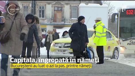 Bucureștenii au luat-o azi la pas, printre nămeți